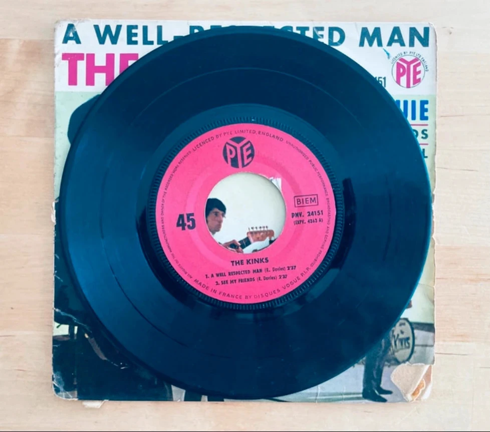 Disque vinyle 45T The Kinks A well respected man. – photo 2